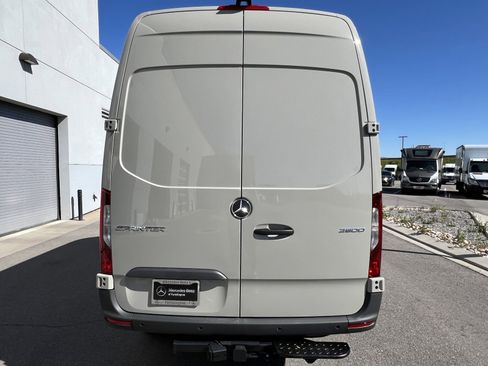 Used 2024 Mercedes-Benz Sprinter 2500 image 12