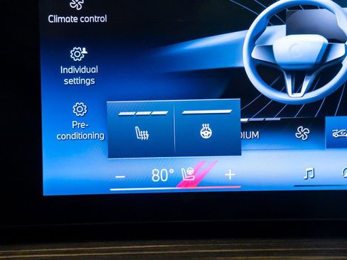 Certified 2025 BMW X7 xDrive40i w/ Premium Package image 28