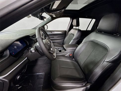 New 2025 Jeep Grand Cherokee Altitude image 15