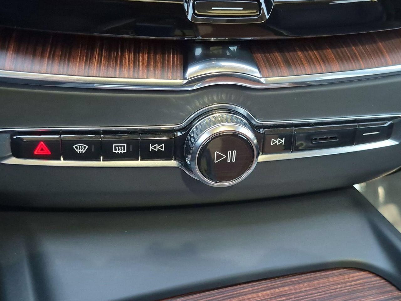 Certified 2024 Volvo XC60 B5 Plus AWD/4WD image 18