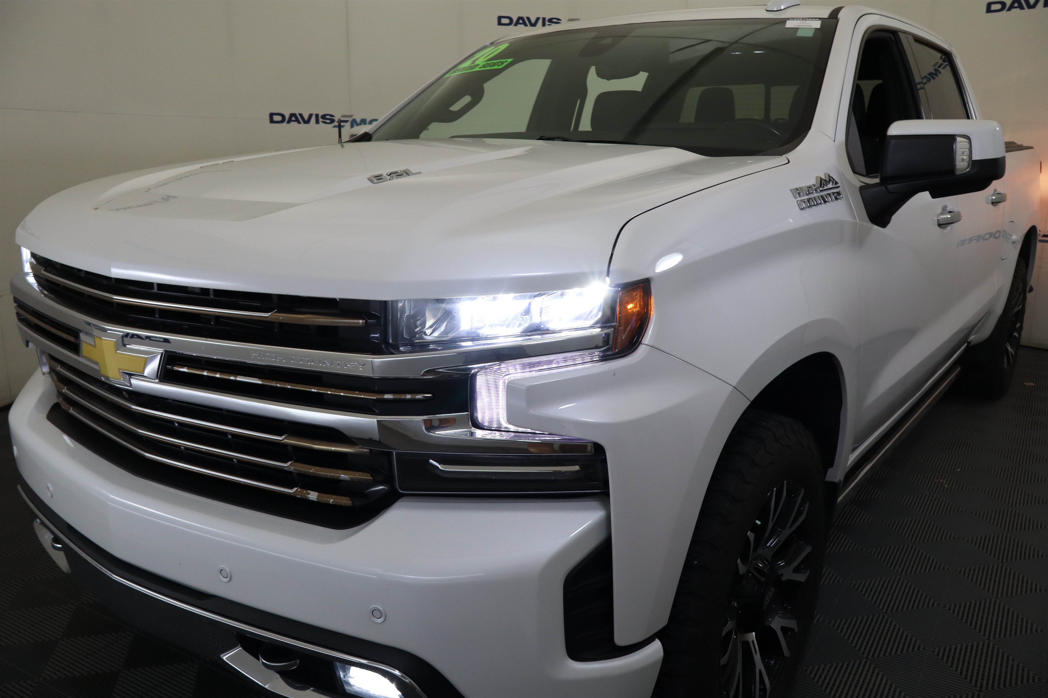 Used 2020 Chevrolet Silverado 1500 High Country w/ Technology Package AWD/4WD image 12