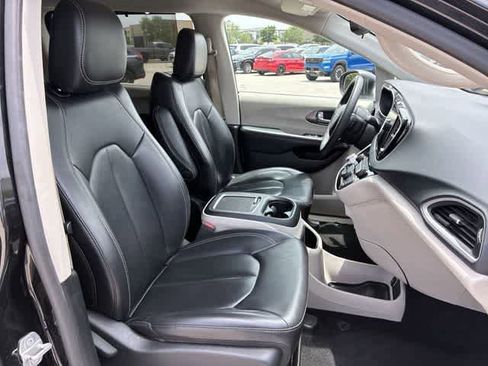 Used 2023 Chrysler Pacifica Touring-L FWD image 26