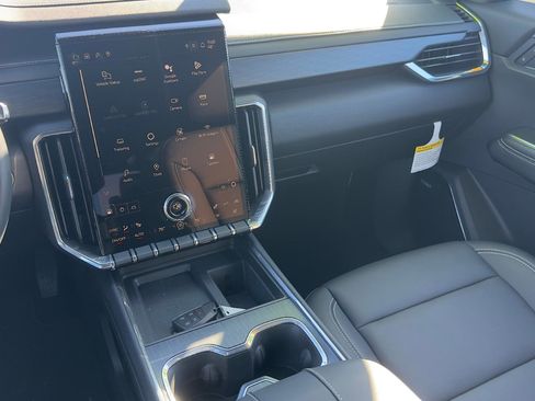 Used 2025 GMC Acadia Elevation w/ Elevation Premium Package image 12