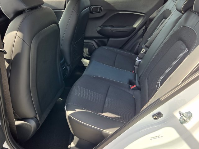 Used 2025 Hyundai Venue Limited FWD image 6