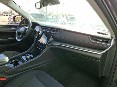 Used 2024 Jeep Grand Cherokee Laredo image 11