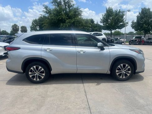 Used 2021 Toyota Highlander XLE FWD image 2