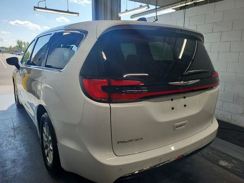 Used 2024 Chrysler Pacifica Touring-L FWD image 4