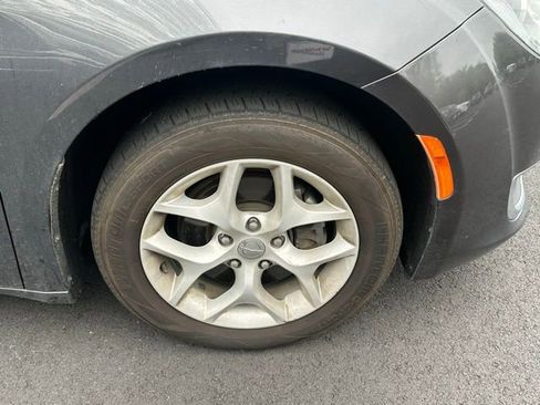 Used 2018 Chrysler Pacifica Touring-L w/ Tire & Wheel Group FWD image 13