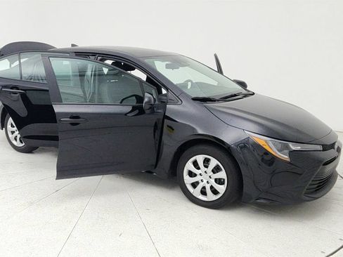 Used 2025 Toyota Corolla LE FWD image 9
