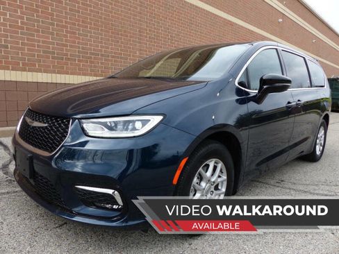 Used 2025 Chrysler Pacifica Select FWD image 1