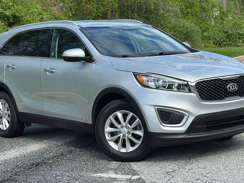 Used 2017 Kia Sorento AWD w/ LX Convenience Package image 1