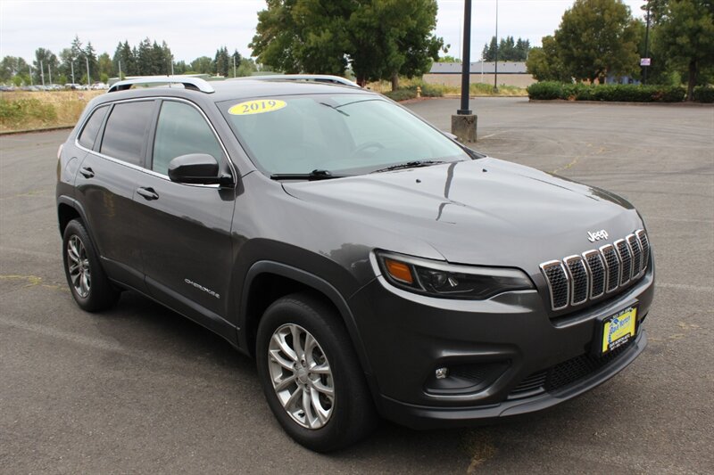Used 2019 Jeep Cherokee Latitude Plus w/ Cold Weather Group AWD/4WD image 1