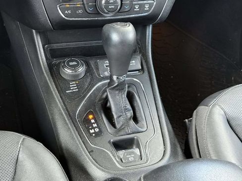 Used 2021 Jeep Cherokee Latitude Lux w/ Sun & Sound Group AWD/4WD image 17