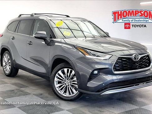 Used 2022 Toyota Highlander Platinum FWD image 1