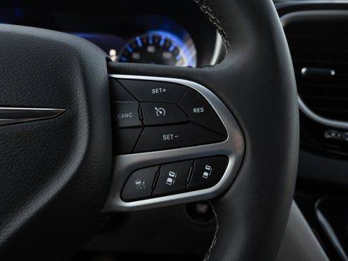 Used 2024 Chrysler Pacifica Touring-L image 29