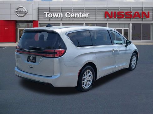 Used 2024 Chrysler Pacifica Touring-L FWD image 7