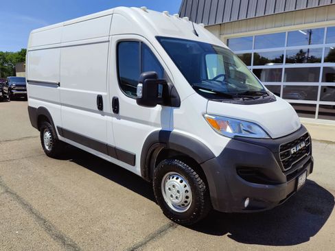 Used 2024 RAM ProMaster 2500 w/ Convenience Group FWD image 2