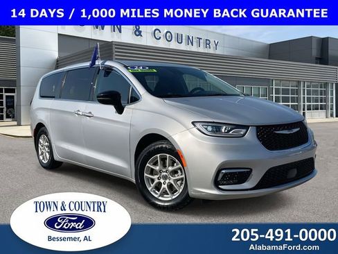 Used 2024 Chrysler Pacifica Touring-L image 1