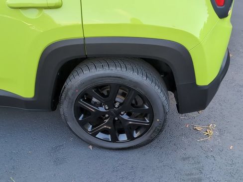 Used 2018 Jeep Renegade Altitude w/ UConnect 8.4 Nav Group FWD image 13