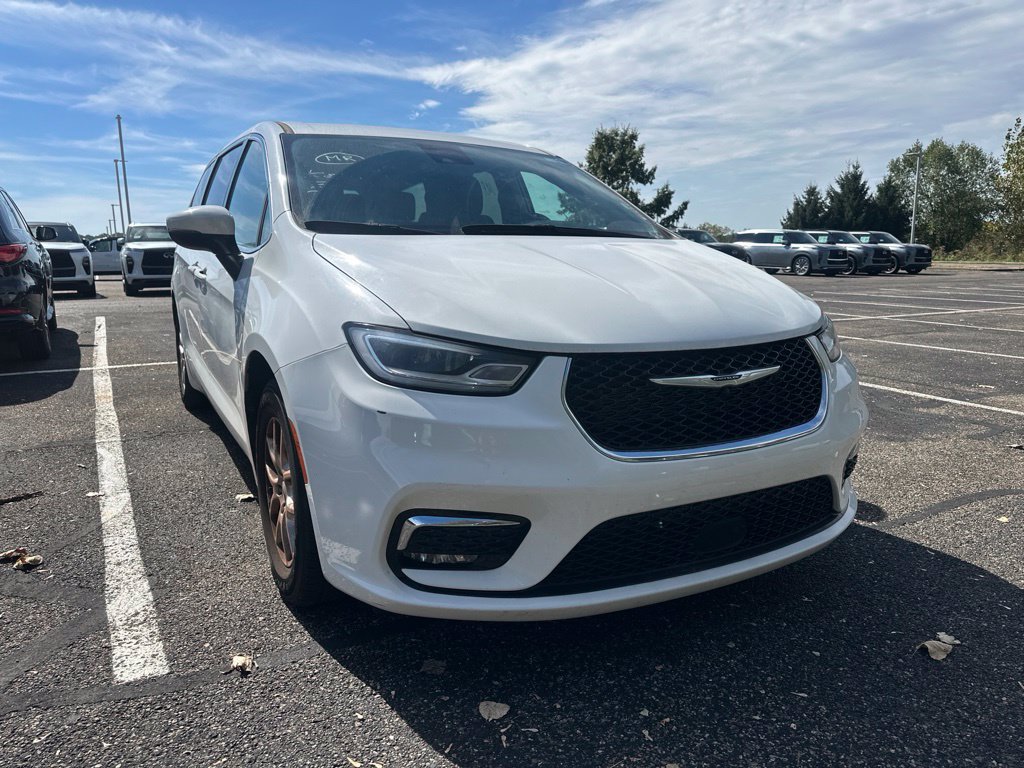 Used 2023 Chrysler Pacifica Touring-L FWD image 2