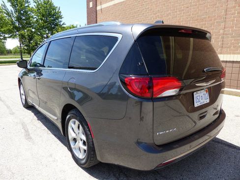 Used 2019 Chrysler Pacifica Touring-L Plus w/ Tire & Wheel Group FWD image 7