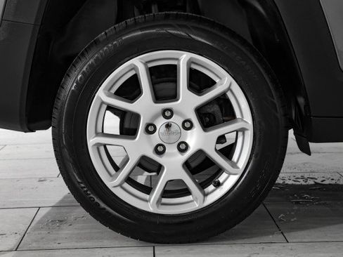 Used 2019 Jeep Renegade Latitude w/ Popular Equipment Group image 49