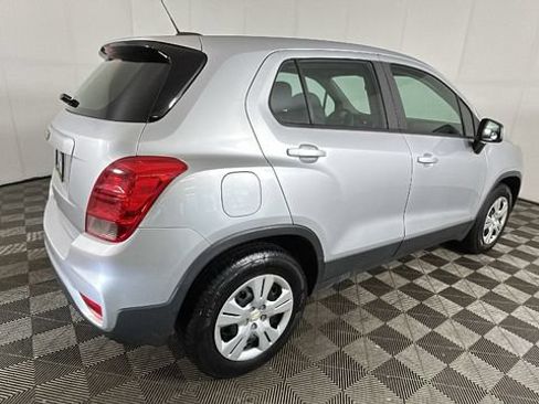 Used 2017 Chevrolet Trax LS FWD image 2