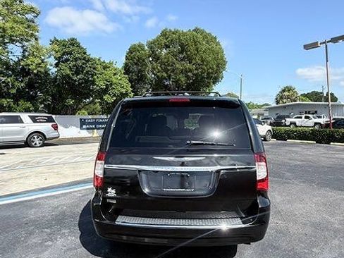 Used 2015 Chrysler Town & Country Touring FWD image 6
