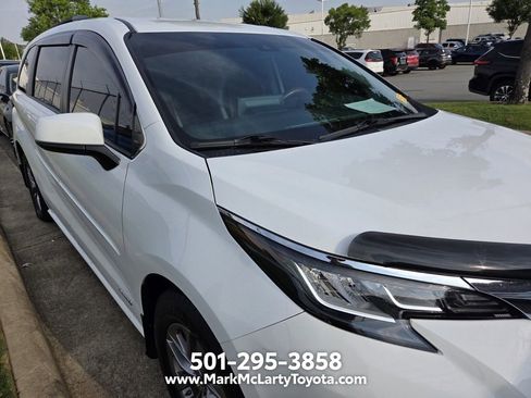 Used 2021 Toyota Sienna LE FWD image 3