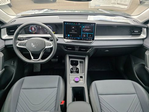 New 2025 Volkswagen Tiguan SE image 19