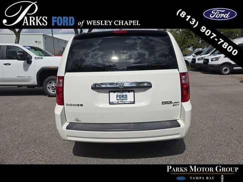 Used 2010 Dodge Grand Caravan SXT FWD image 5