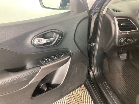 Used 2019 Jeep Cherokee Limited image 12