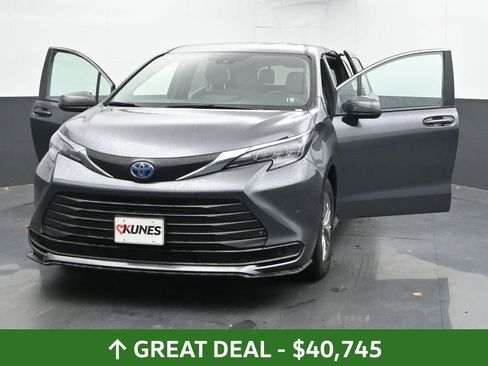 Used 2025 Toyota Sienna LE image 52