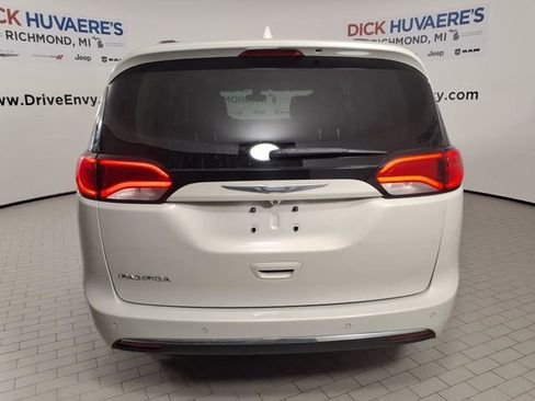 Used 2017 Chrysler Pacifica Touring-L Plus w/ Tire & Wheel Group FWD image 5