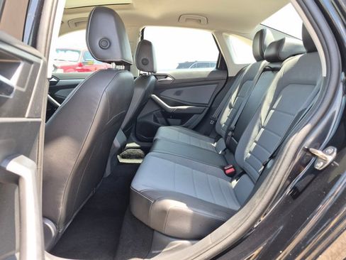 Used 2025 Volkswagen Jetta SE FWD image 19