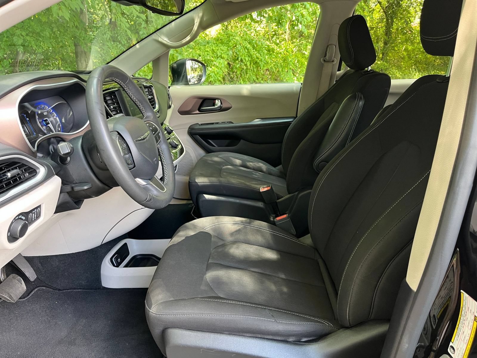 Used 2024 Chrysler Voyager LX FWD image 32