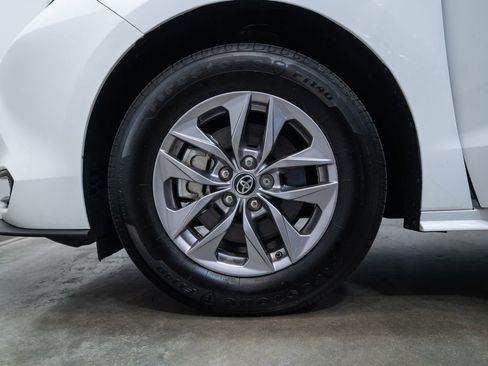 Used 2025 Toyota Sienna LE AWD/4WD image 11