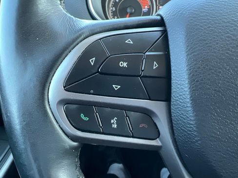 Used 2019 Jeep Cherokee Latitude Plus w/ Cold Weather Group AWD/4WD image 12