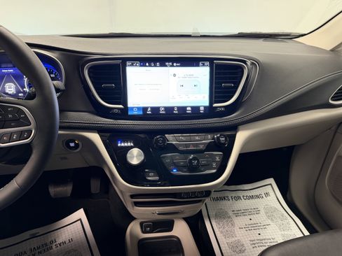 Used 2024 Chrysler Pacifica Touring-L image 7