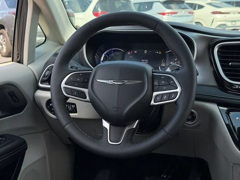 Used 2023 Chrysler Pacifica Touring-L FWD image 6