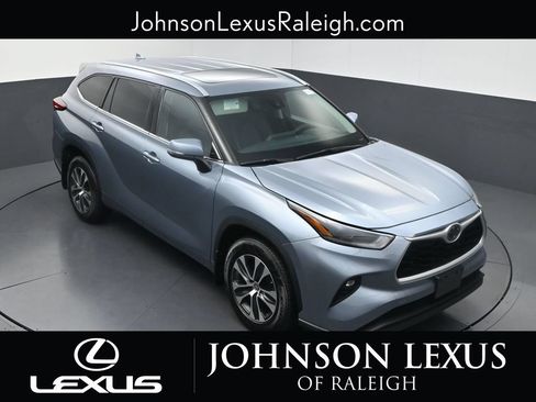 Used 2021 Toyota Highlander XLE AWD/4WD image 23