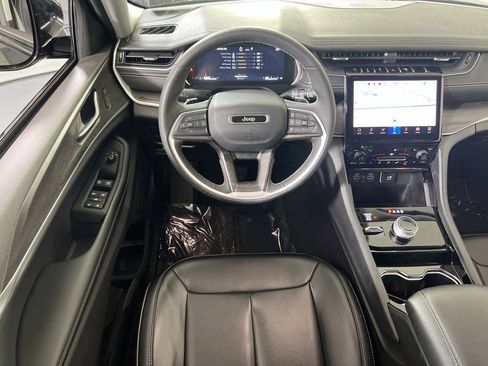 Used 2023 Jeep Grand Cherokee Limited w/ Black Appearance Package image 19