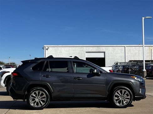 Used 2021 Toyota RAV4 XLE Premium image 3