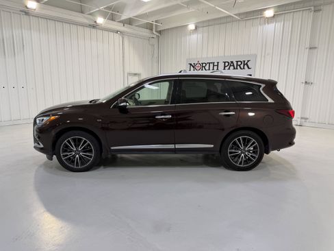 Used 2020 INFINITI QX60 Luxe w/ Sensory Package FWD image 2
