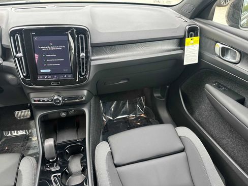 Used 2025 Volvo EX40 Core w/ Climate Package AWD/4WD image 16