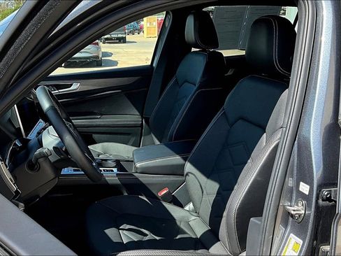 Used 2024 Volkswagen Atlas Cross Sport SE image 32