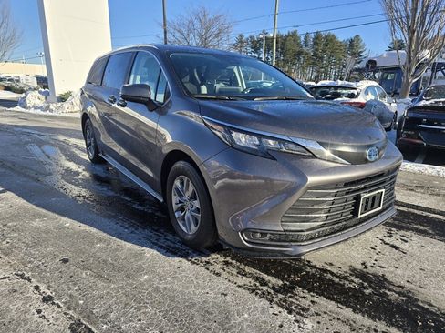Used 2024 Toyota Sienna LE image 10