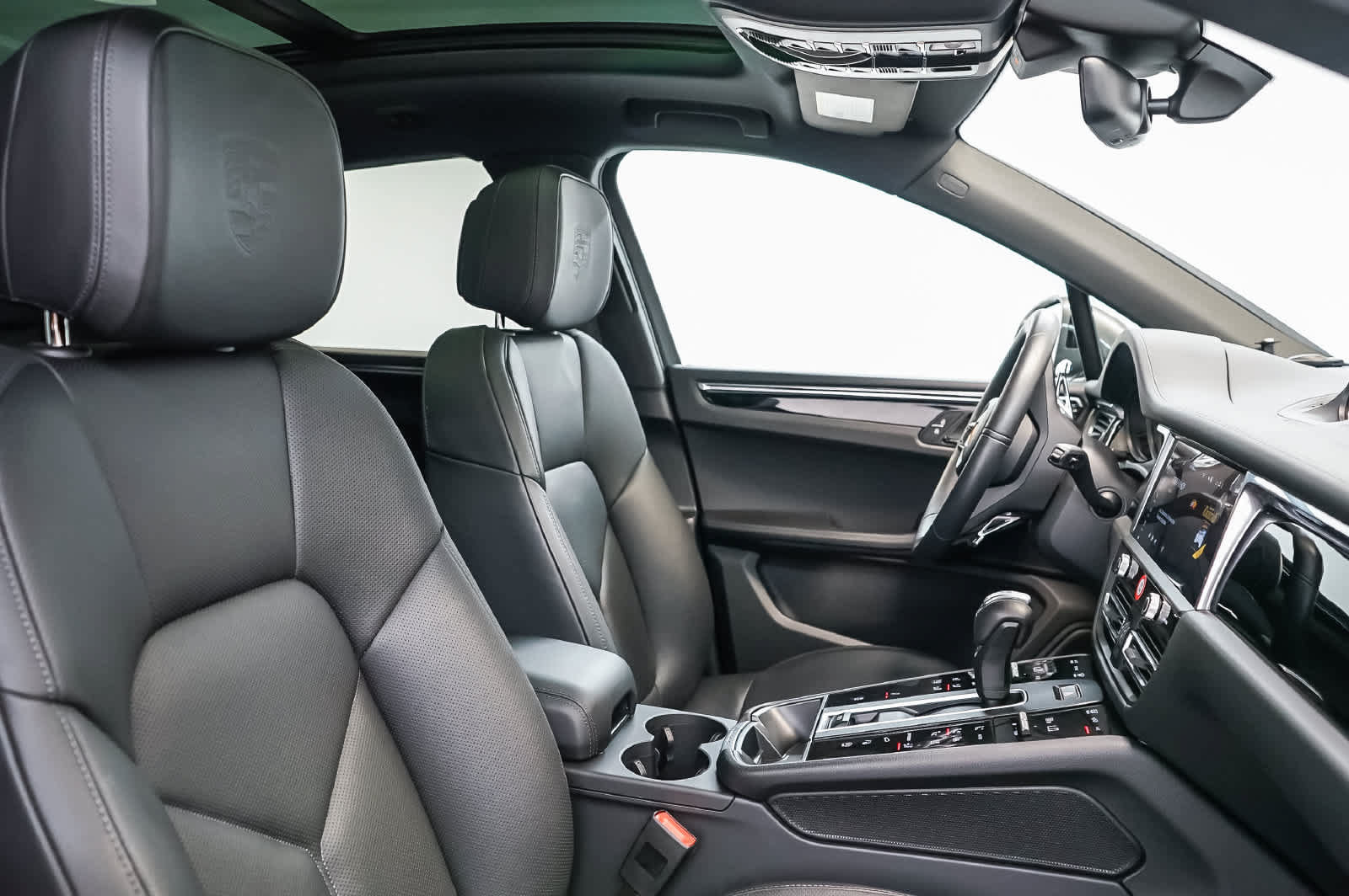 Certified 2026 Porsche Macan Turbo AWD/4WD image 22