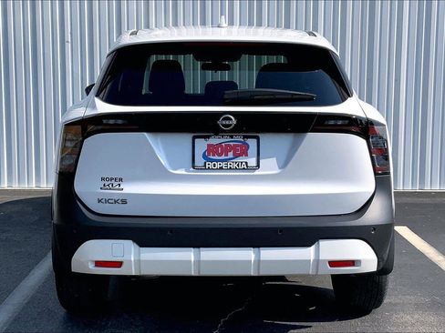 Used 2025 Nissan Kicks SV FWD image 4