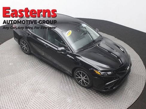 Used 2023 Toyota Camry SE image 3